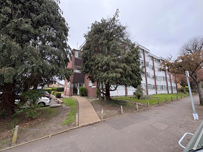 2 Bedroom Flat For Sale In Grove Hill, London, E18
