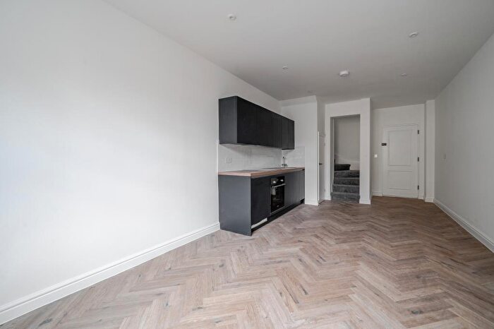 1 Bedroom Apartment To Rent In Peascod Street, Windsor, SL4