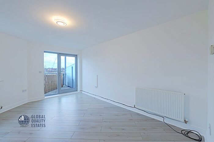 2 Bedroom Flat To Rent In Millicent Grove, Southgate, N13