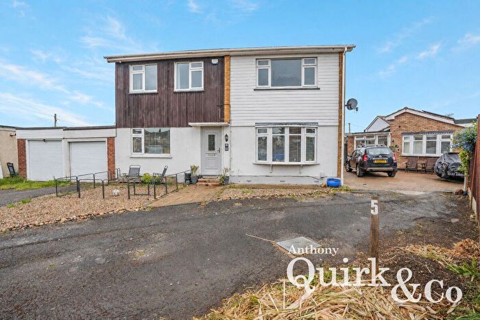 2 Bedroom Flat For Sale In Mornington Cresent, Canvey Island, SS8