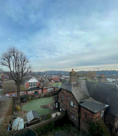 2 Bedroom Flat To Rent In Meadrow, Godalming, Surrey, GU7