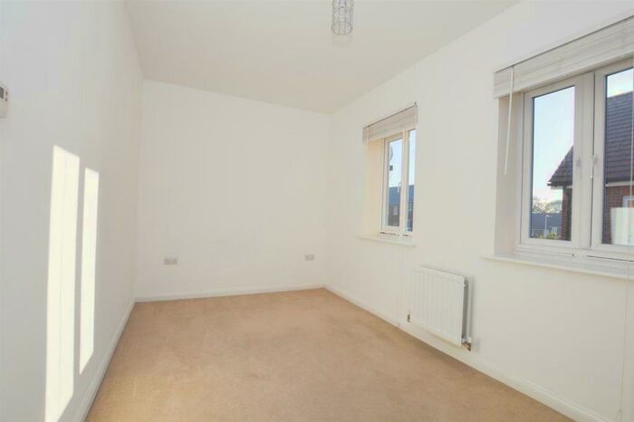 2 Bedroom Apartment To Rent In Weavers Close, BN21