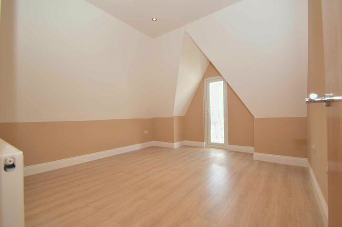 2 Bedroom Flat To Rent In Corrie Road, Addlestone, KT15