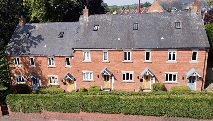 3 Bedroom Town House To Rent In With Double Parking - Kettering Road, Rothwell, NN14