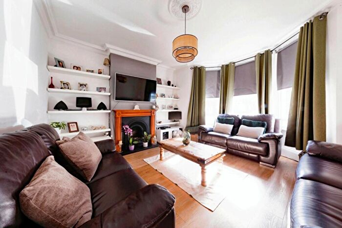 4 Bedroom Semi-Detached House For Sale In Temple Road, Croydon, CR0