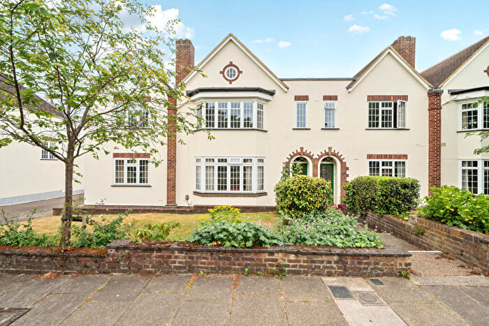 2 Bedroom Apartment For Sale In Lock Chase, London, SE3