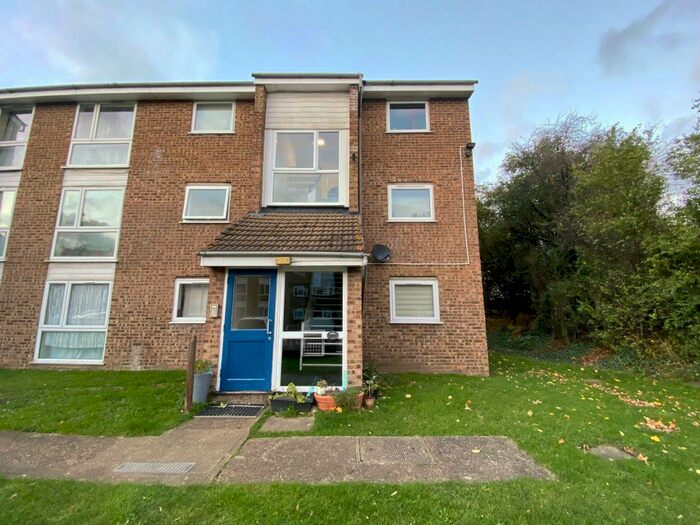Studio To Rent In Dellow Close, Ilford, IG2