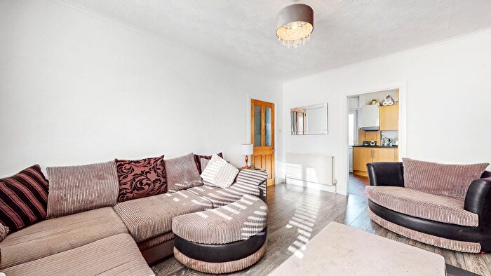 3 Bedroom End Of Terrace House For Sale In Carnock Crescent, Glasgow, G78