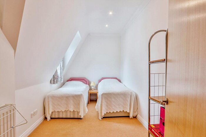 2 Bedroom Flat For Sale In West Cliff Gardens, West Cliff, Bournemouth, Dorset, BH2