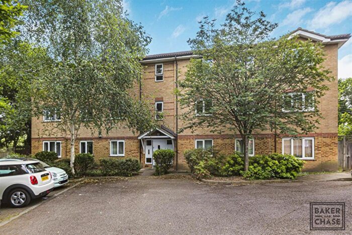 2 Bedroom Flat To Rent In Davey Close, Palmers Green, London, N13