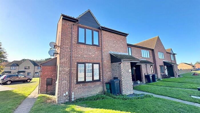 2 Bedroom Flat For Sale In Saxmundham Way, Clacton-On-Sea, Essex, CO16