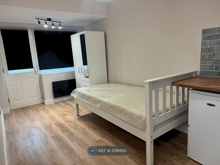 Studio To Rent In Hendon Way, London, NW2