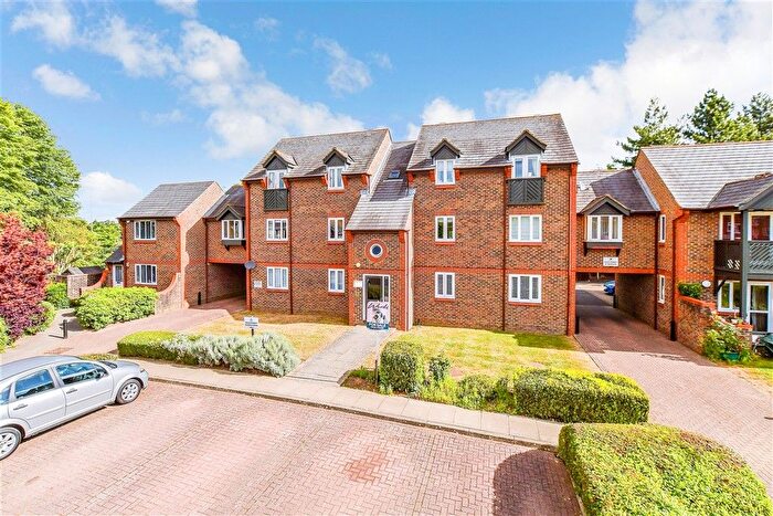 1 Bedroom Flat For Sale In Douglas Road, Tonbridge, Kent, TN9