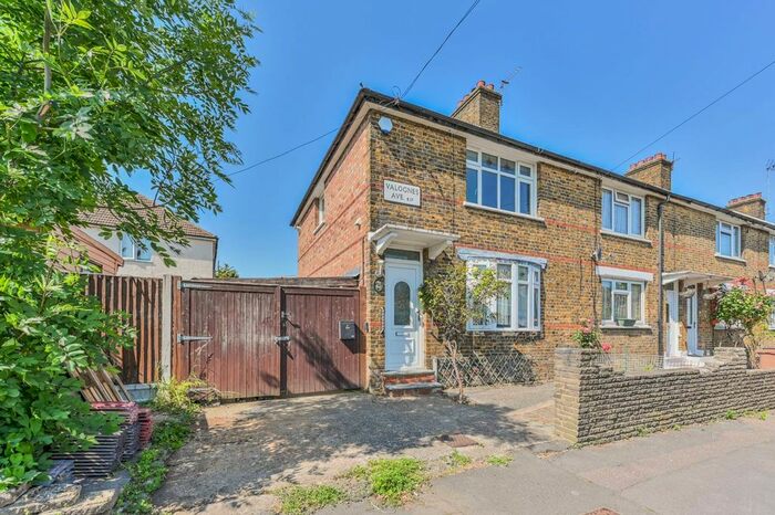 3 Bedroom End Of Terrace House To Rent In Valognes Avenue, Walthamstow, London, E17