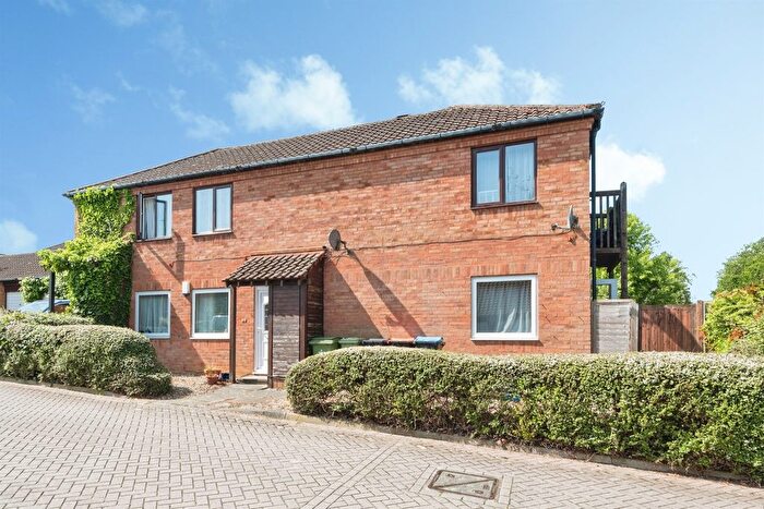 2 Bedroom Maisonette For Sale In Coopers Mews, Neath Hill, Milton Keynes, MK14