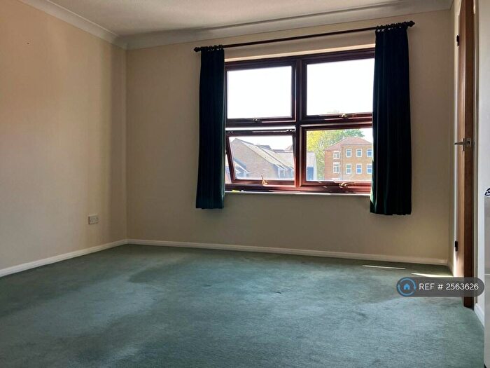 2 Bedroom Flat To Rent In Gresham Court, Brentwood, CM14