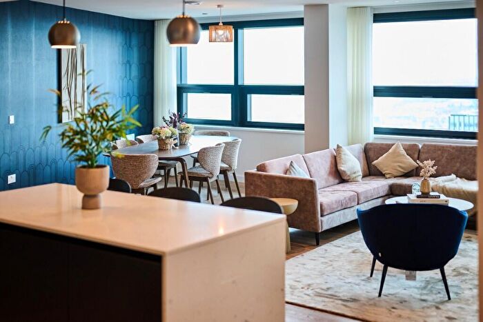 3 Bedroom Apartment To Rent In The Octagon - Great Charles Street Queensway, Birmingham, B3