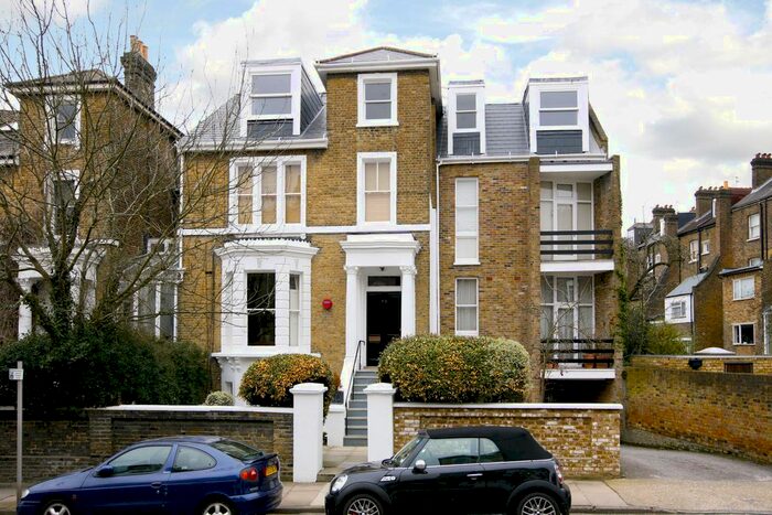 3 Bedroom Flat To Rent In Montague Road, Richmond, TW10