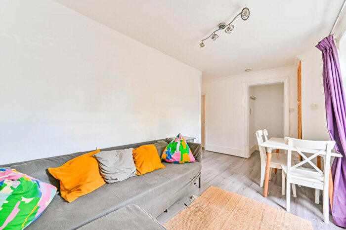 3 Bedroom Flat To Rent In Brondesbury Road, Brondesbury, London, NW6