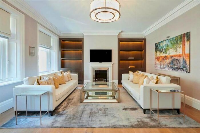 3 Bedroom Flat To Rent In Duke Street, Mayfair, W1K