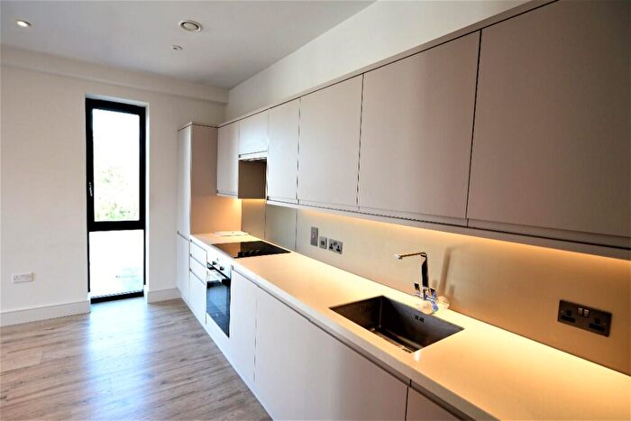 2 Bedroom Flat To Rent In Nixey Close, Slough, Berkshire, SL1