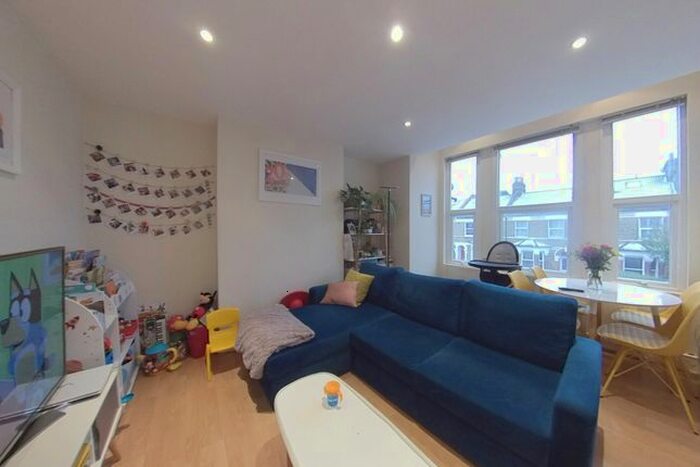 2 Bedroom Flat To Rent In Earlsfield Road, London, SW18