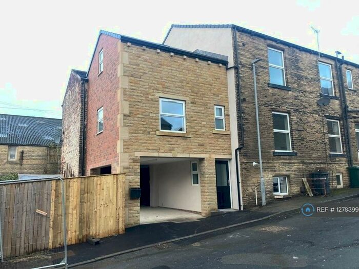 3 Bedroom End Of Terrace House To Rent In Taylor Street, Cleckheaton, BD19
