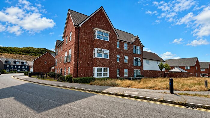 2 Bedroom Flat For Sale In Worrall Drive, Wouldham, Kent, ME1