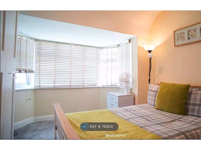 3 Bedroom Semi-Detached House To Rent In Jevington Way, London, SE12