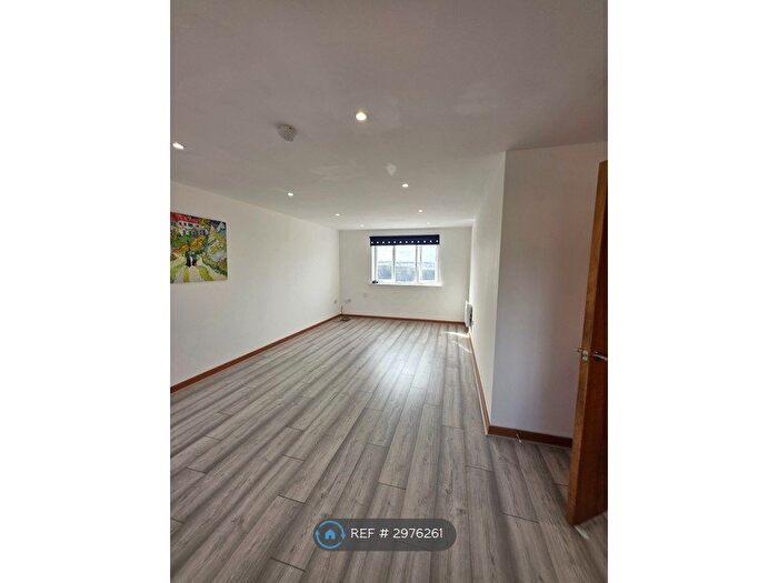 2 Bedroom Flat To Rent In Kendal, Purfleet, RM19