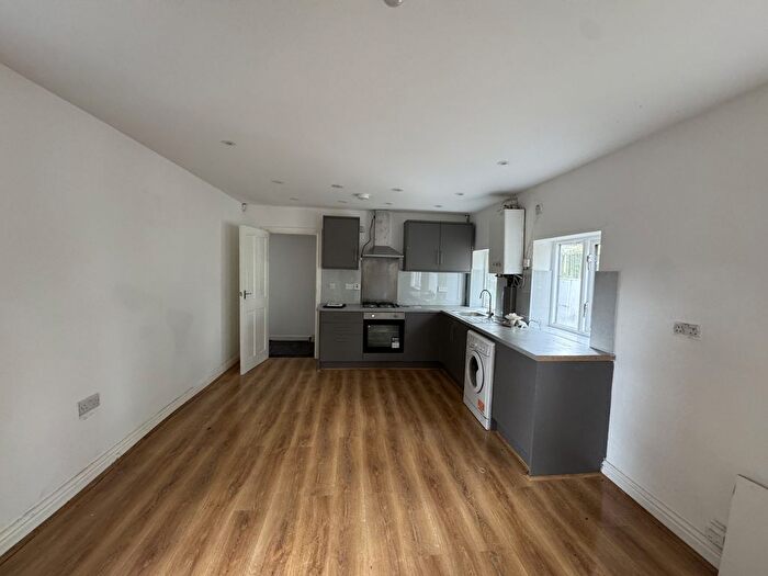 2 Bedroom Flat To Rent In Great Horton Road Flat, Bradford, BD7