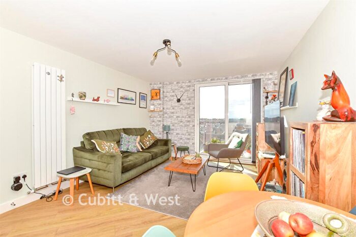 2 Bedroom Apartment For Sale In Goldsmith Avenue, Southsea, Hampshire, PO4