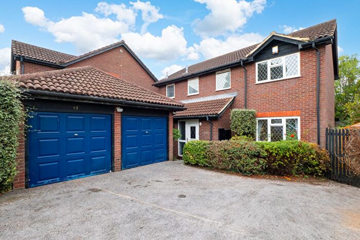 4 Bedroom Detached House To Rent In Balmoral Way, Sutton, SM2