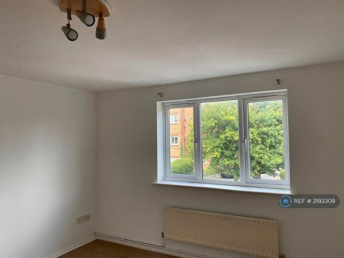 2 Bedroom Flat To Rent In Greenacre Gardens, London, E17