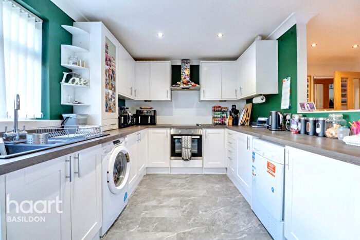 3 Bedroom Bungalow For Sale In St Michaels Avenue, Basildon, SS13
