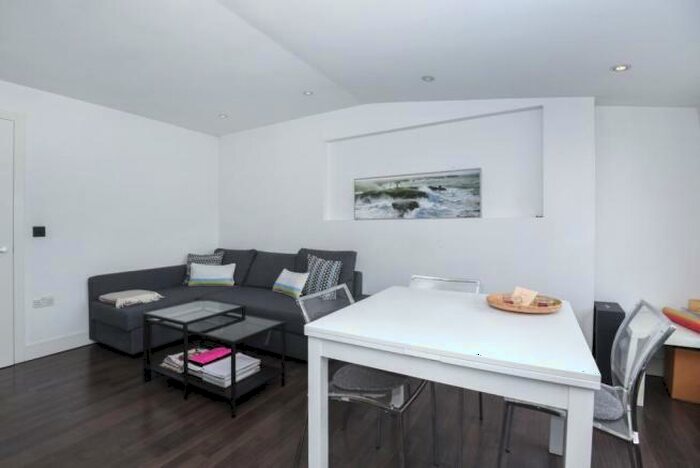 Flat To Rent In Medina Road, London, N7