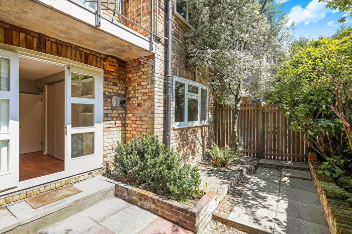 2 Bedroom Flat For Sale In Gloucester Terrace, Bayswater, W2