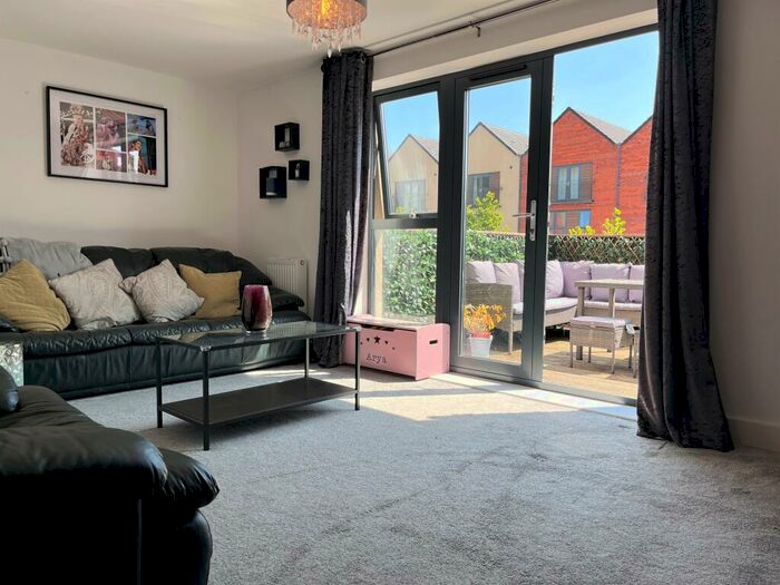 3 Bedroom Town House To Rent In Yr Hafan, Swansea, SA1