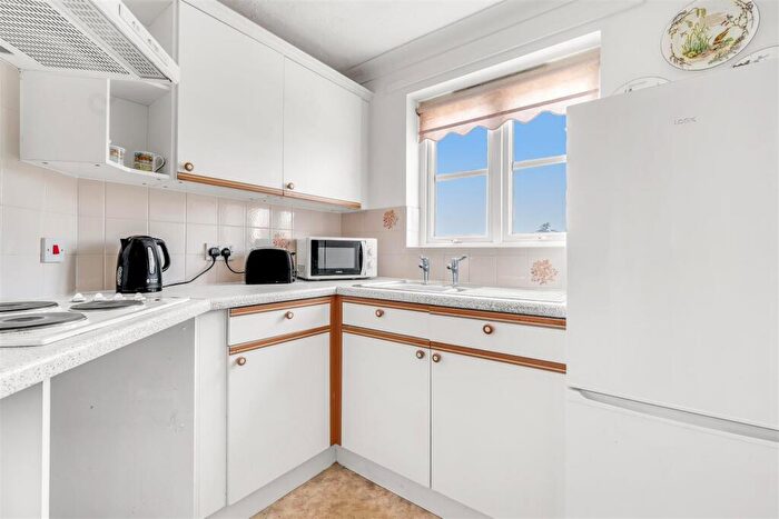 1 Bedroom Retirement Property For Sale In De Moulham Road, Swanage, BH19 - Photo 4