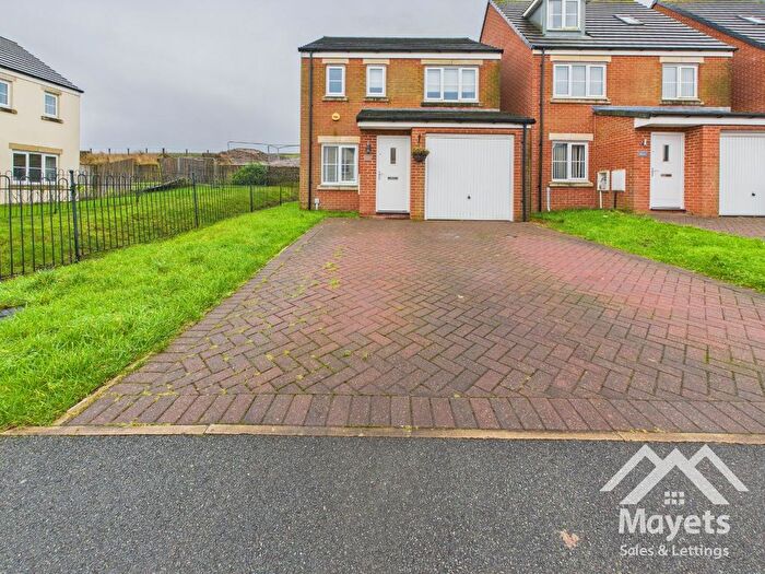 3 Bedroom Detached House To Rent In Brookview Close, Blackburn. Lancs., BB1