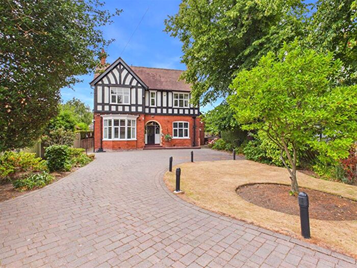 4 Bedroom Detached House For Sale In Beverley Road, Anlaby, HU10