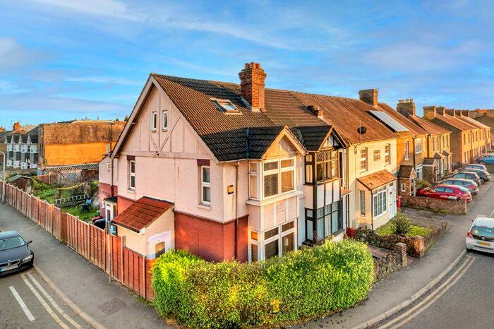 Terraced House To Rent In Meadfield Road, Slough, SL3