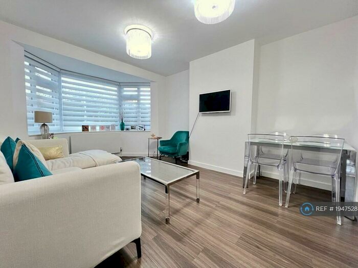 2 Bedroom Flat To Rent In Clayhall, Ilford, IG5