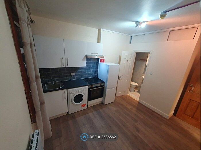 Studio To Rent In Park Parade, London, NW10