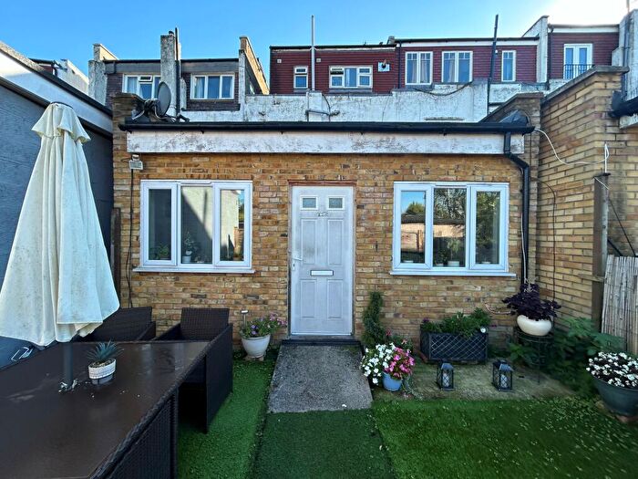 1 Bedroom Property To Rent In Chiltern Drive, Surbiton, KT5