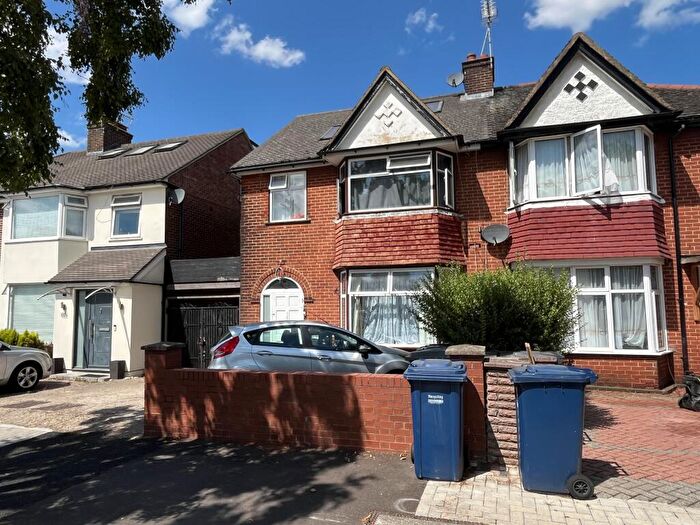 3 Bedroom Semi-Detached House For Sale In The Vale, Golder's Green, London, NW11
