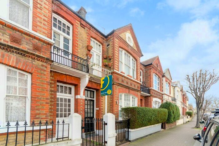 2 Bedroom Flat To Rent In Norroy Road, West Putney, London, SW15