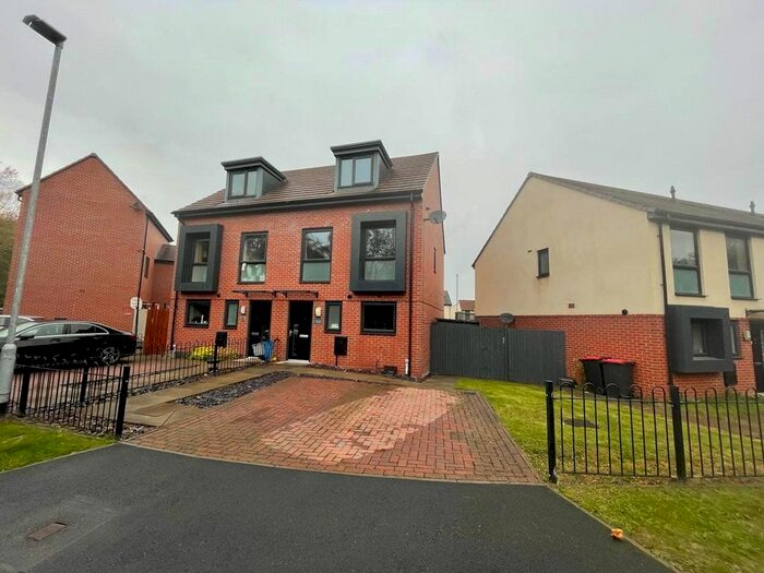 3 Bedroom Semi-Detached House To Rent In Bridle Walk, Donnington, Telford, Shropshire, TF2