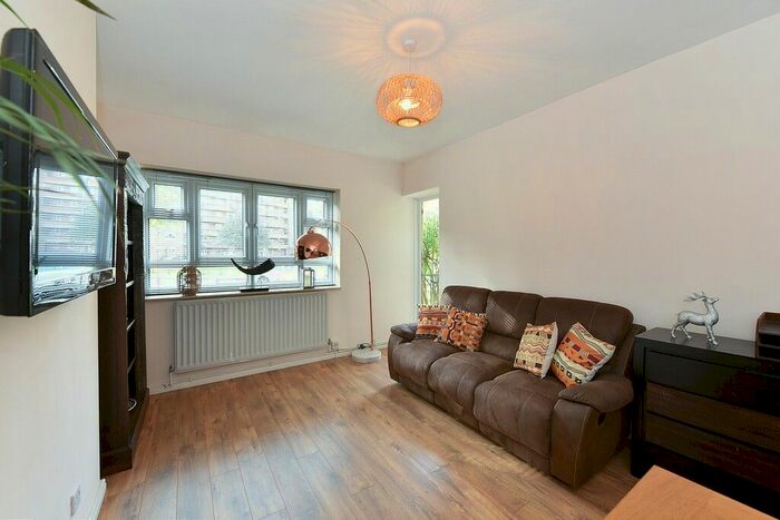 2 Bedroom Flat To Rent In Horne Way, Putney, SW15