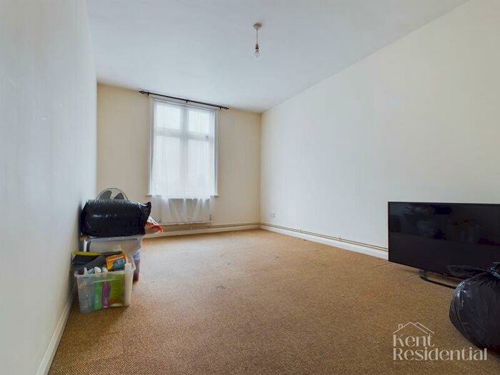 2 Bedroom Flat To Rent In High Street, Maidstone, Kent, ME14